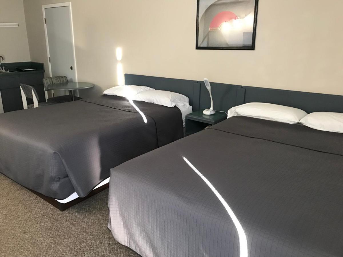 Plains Motor Inn Stettler エクステリア 写真