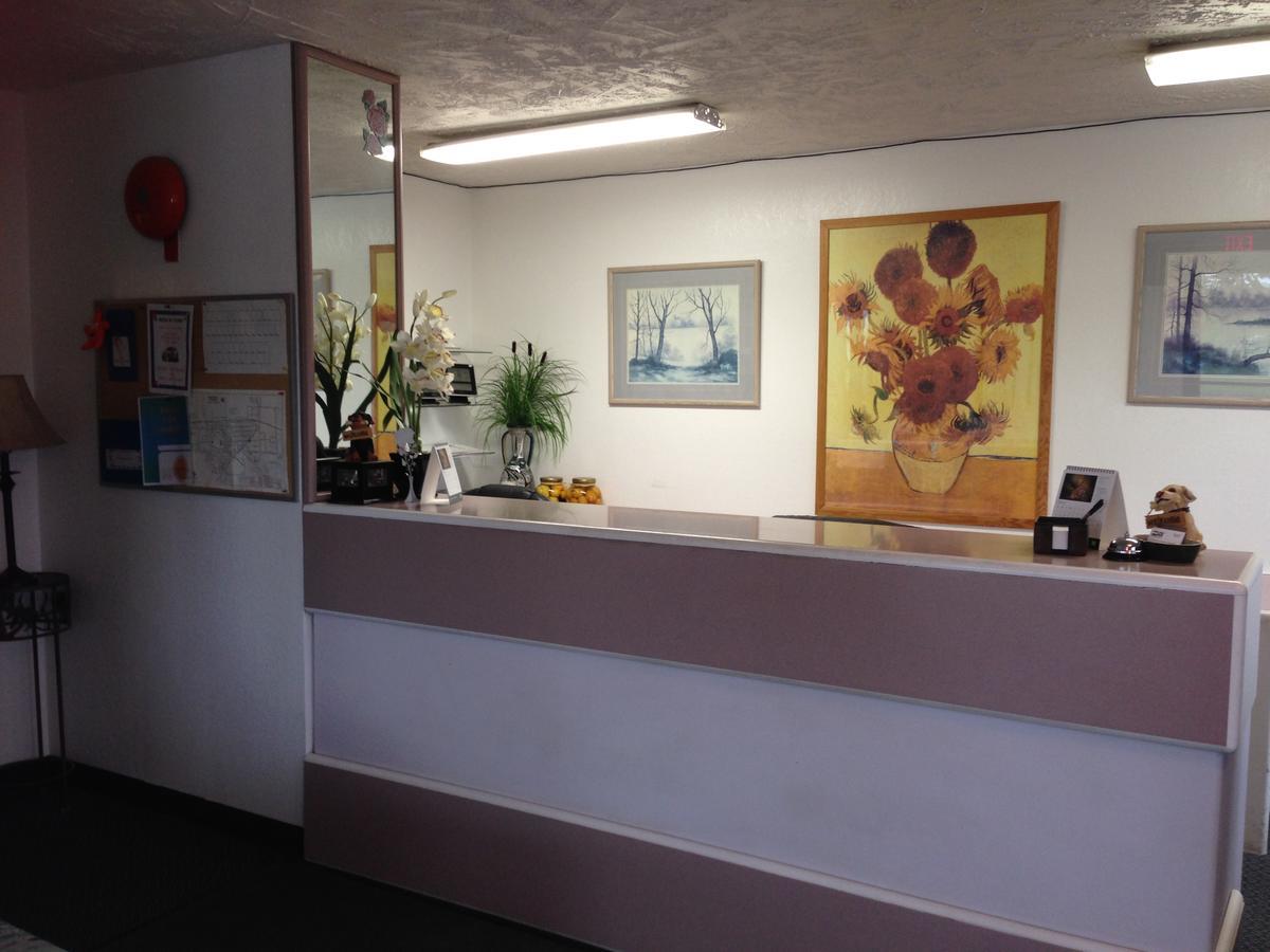 Plains Motor Inn Stettler エクステリア 写真